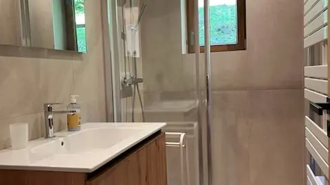 Salle de bains avec douche