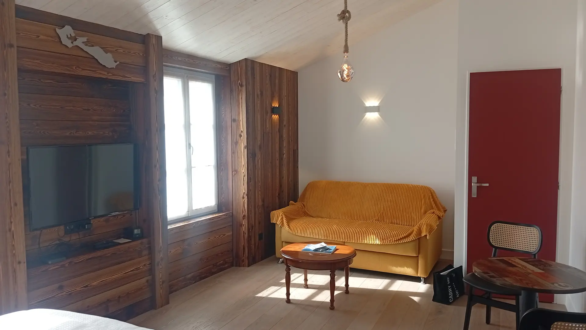 Espacio de estar con televisión y sofá cama