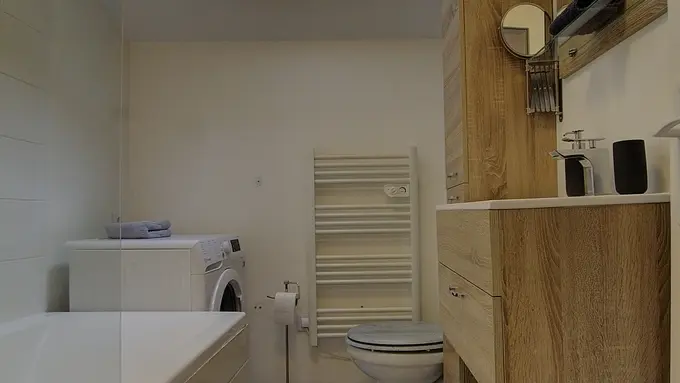 Salle de bain avec le WC intégré