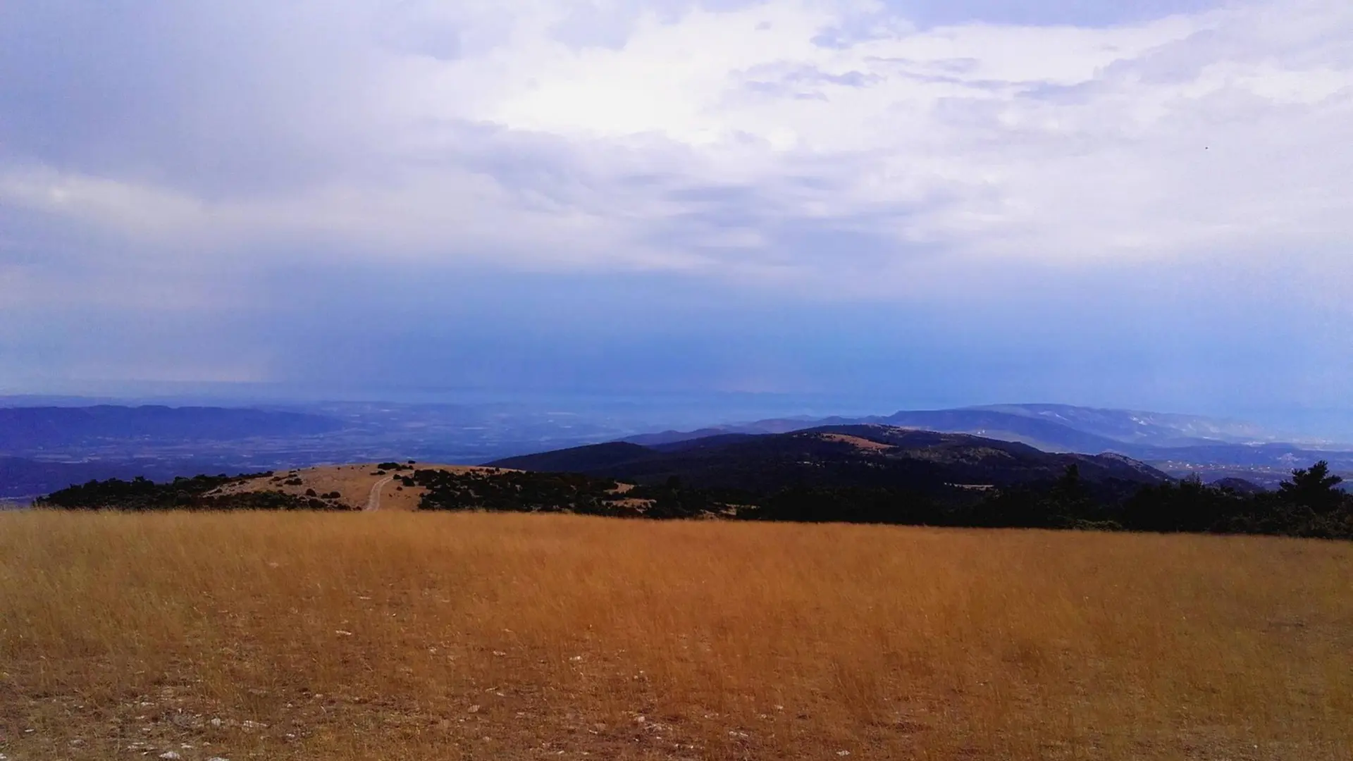Les crêtes vers l'ouest et le Petit Luberon
