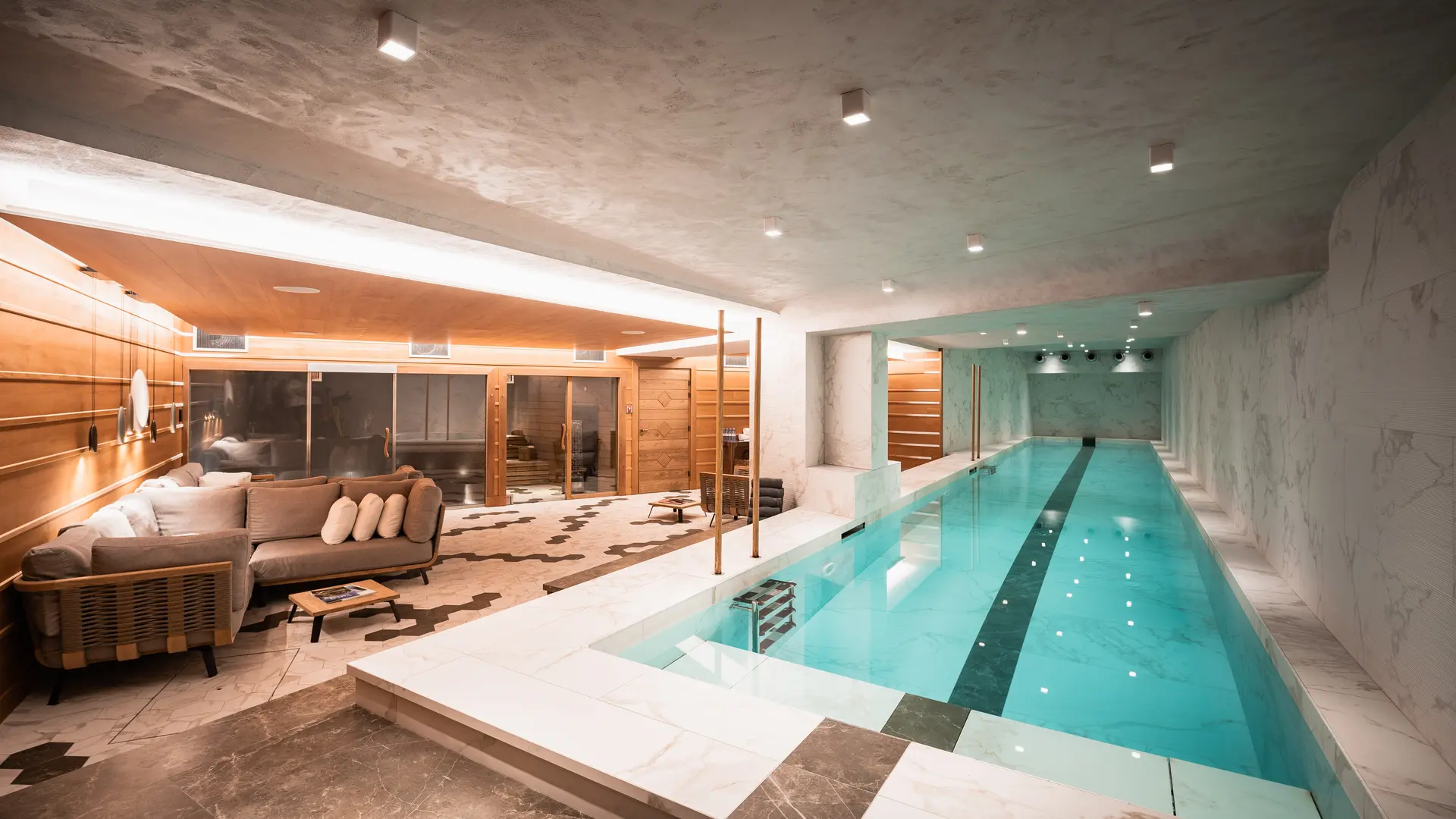 Piscine intérieure chauffée 17m_Spa - Hôtel La Mourra 5*