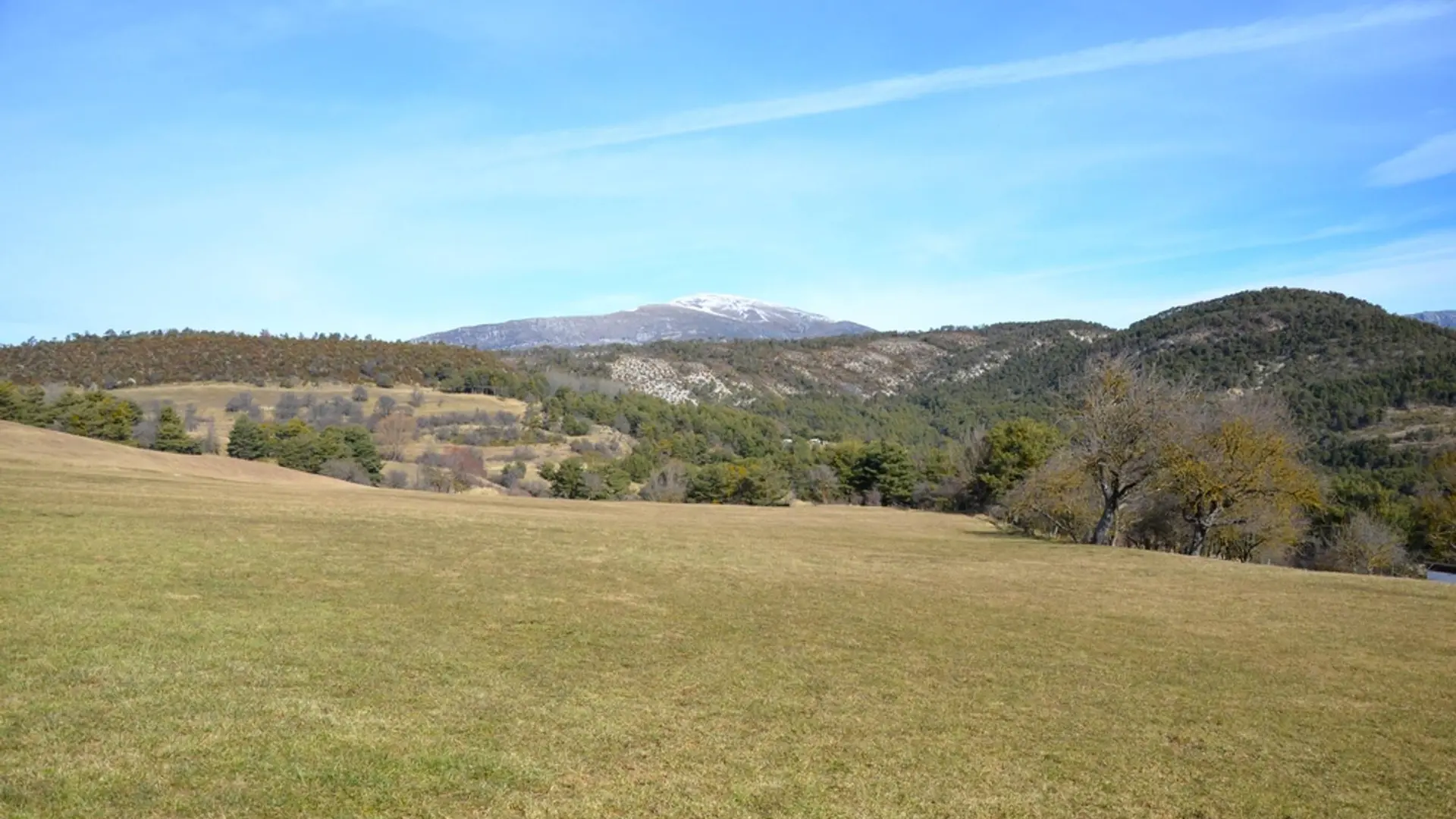 Au fond, le Teillon sous la neige