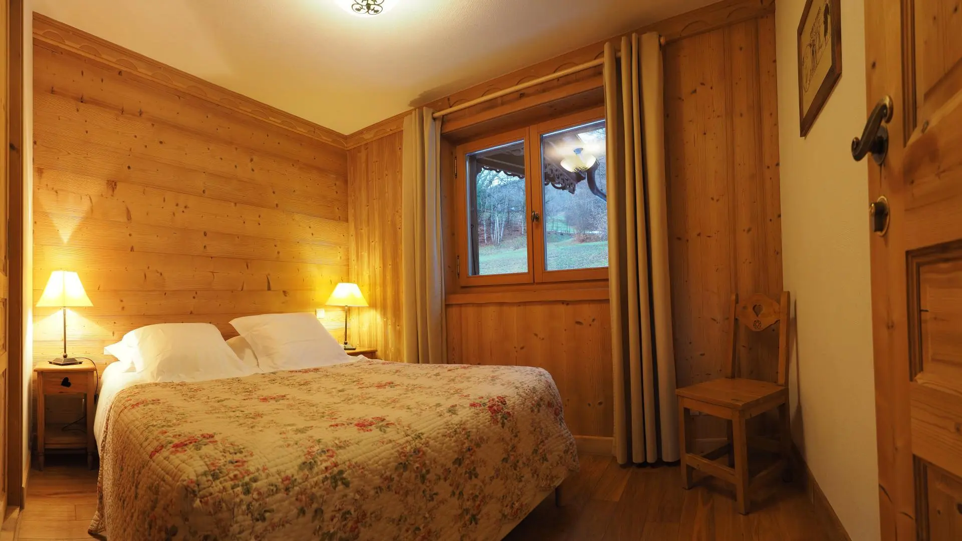 Chambre lit Queen size (160X200) avec placards niveau 1