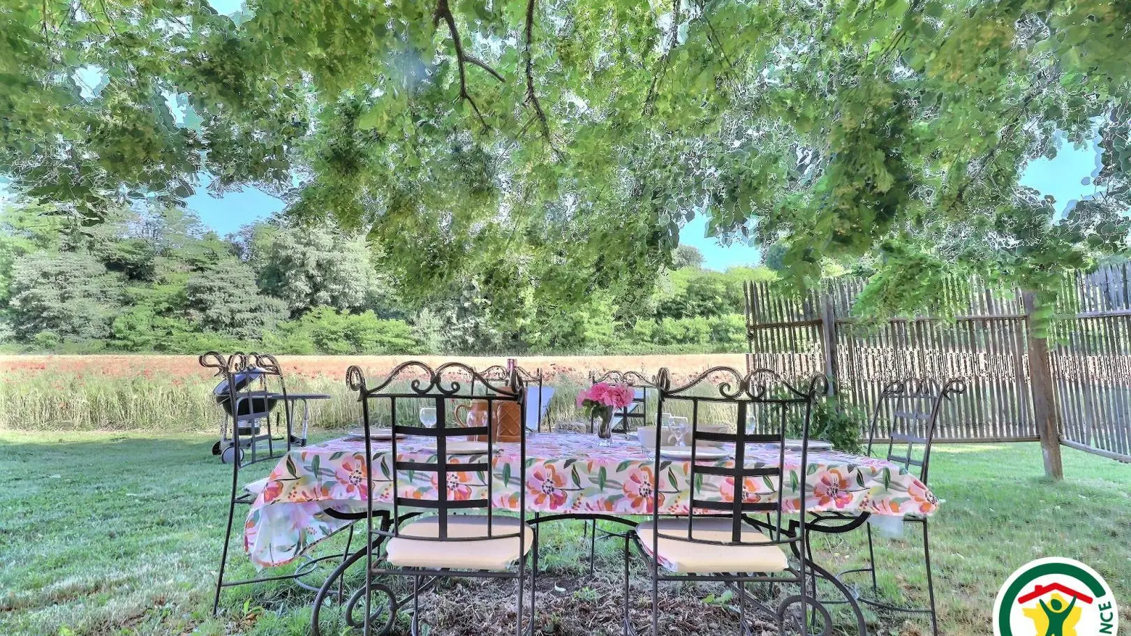 Le salon de jardin à l'ombre du tilleul
