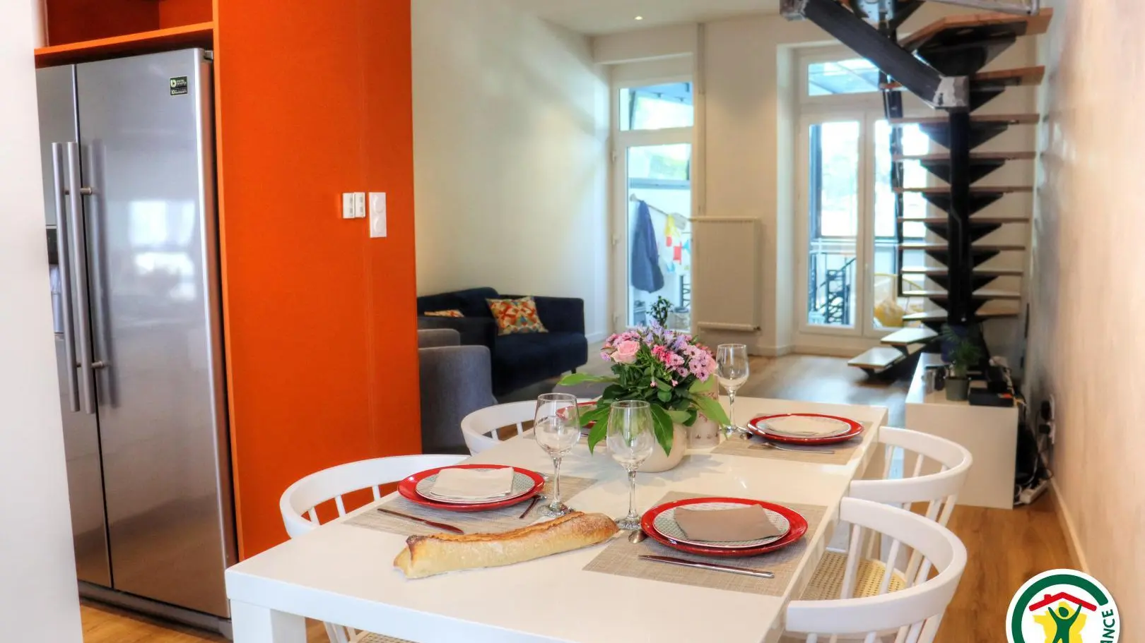 Cuisine équipée ouverte sur la salle à manger