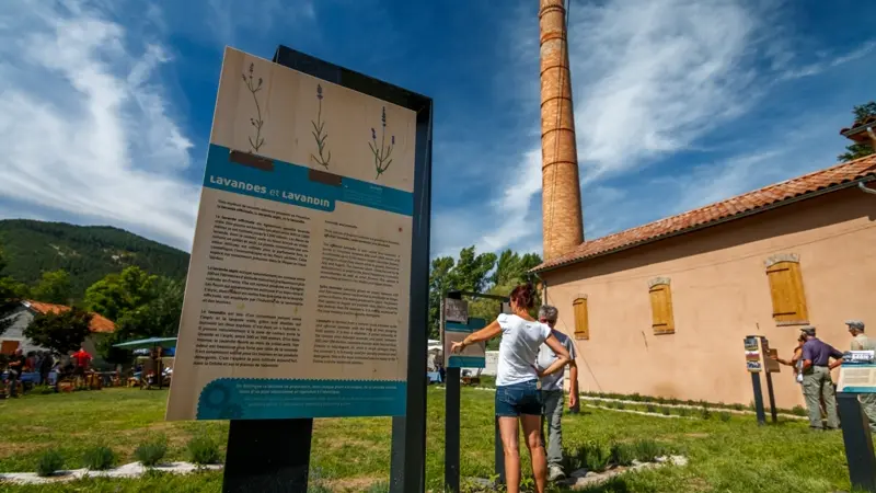 Extérieurs du Musée de la Distillerie