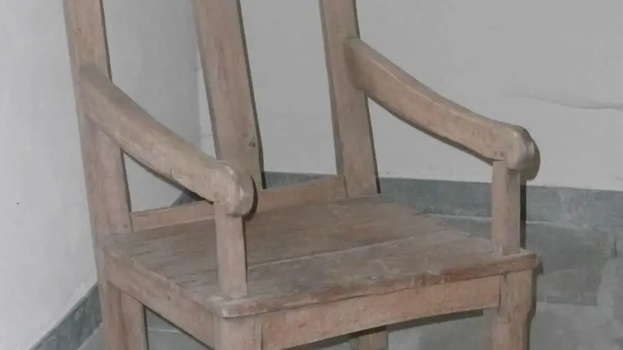 Une chaise en bois