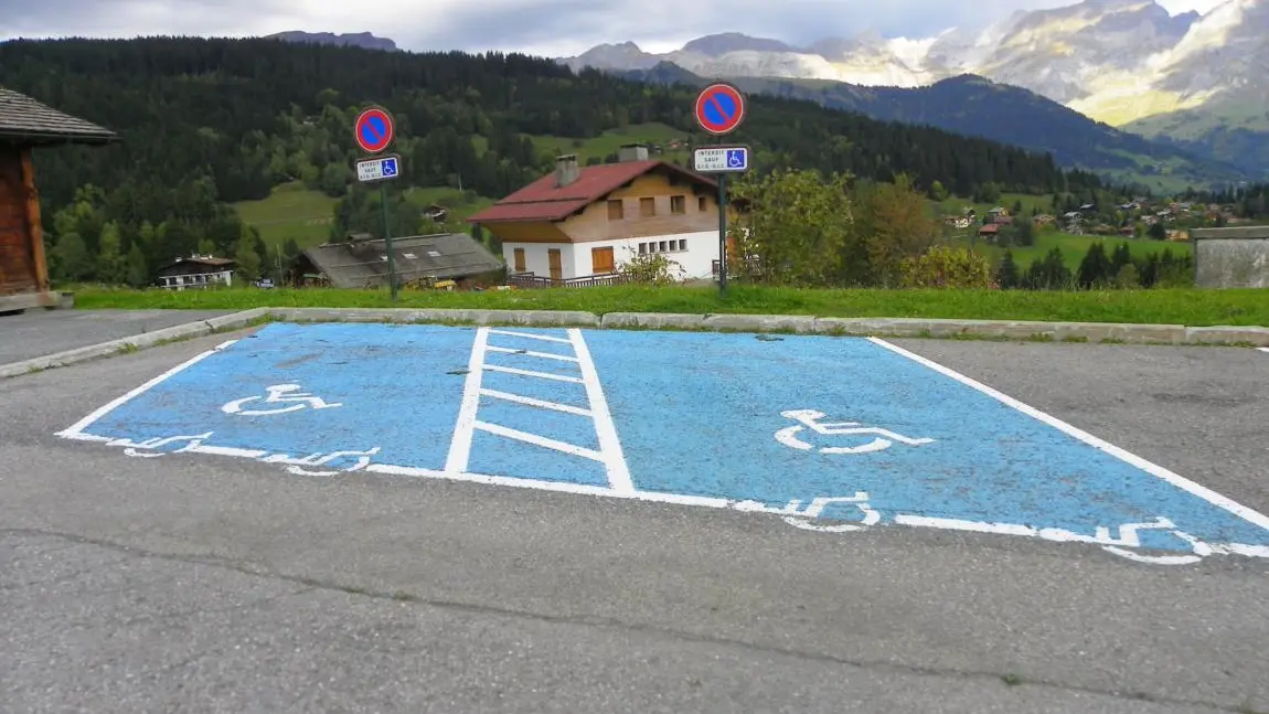 Places handicapées au parking de la Cry