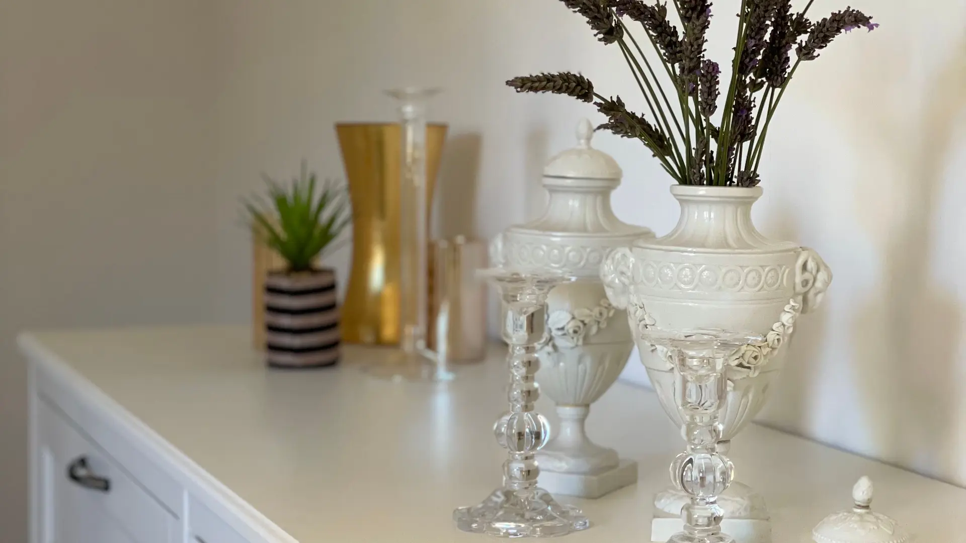 commode 6 tiroihttps://medias.cloudspire.io/rooms/H82G021197/H82G021197_63c57a4b3f1ed.jpg?t=eyJ3aWR0aCI6MTYwMCwiaGVpZ2h0IjoxMjAwLCJtb2RlIjoicmVzaXplIn0=rs dans la chambre