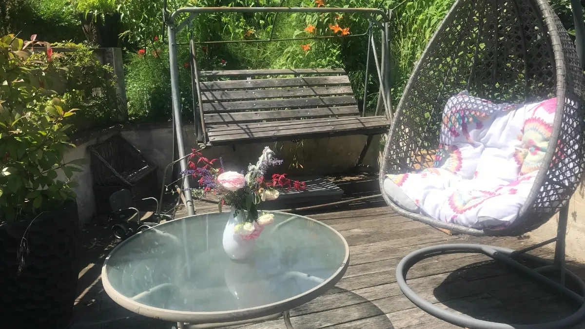 Coin repos près de la piscine.