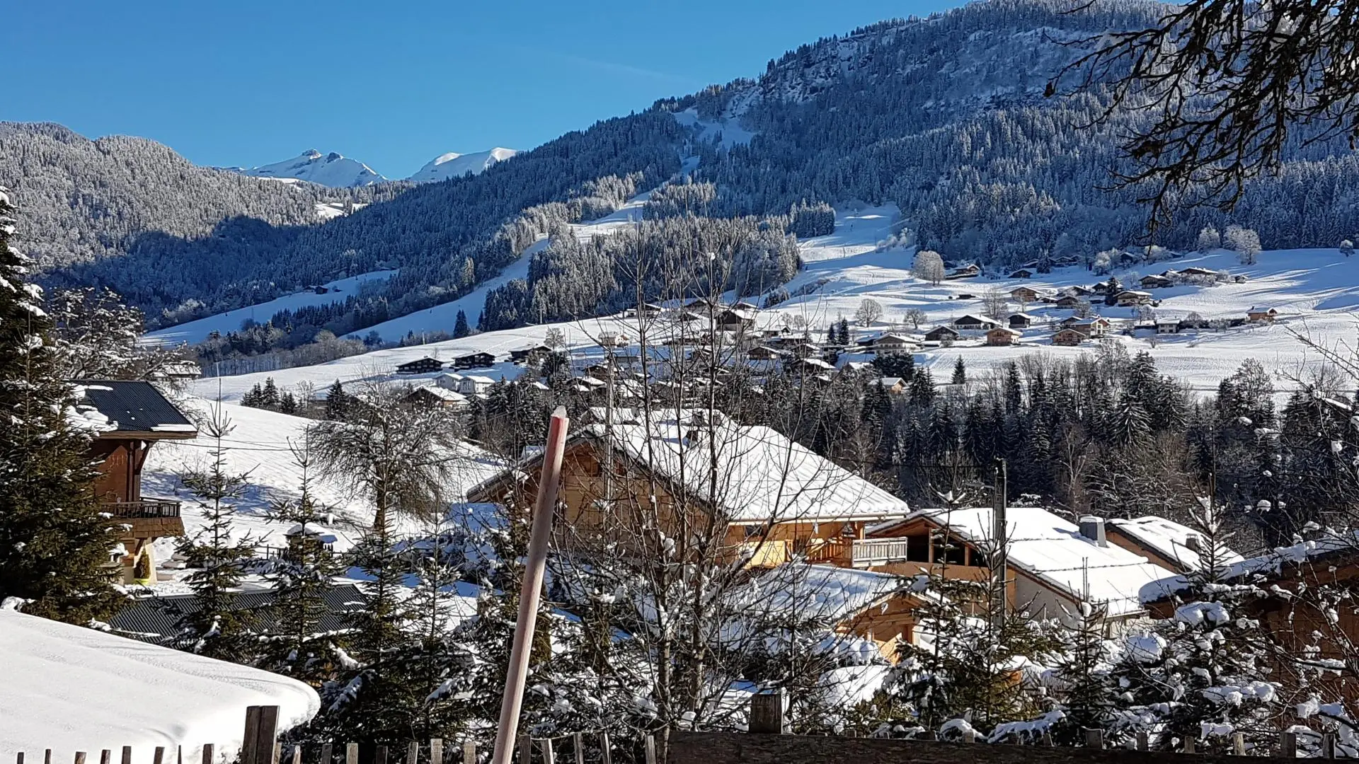 vue sur le domaine skiable depuis le devant de la ferme