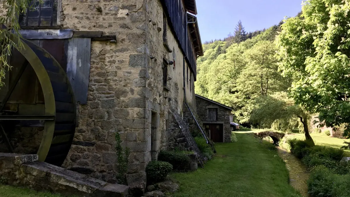 cet itinéraire vous conduira sur la montagne des Allebasses pour découvrir un paysage de bruyère et de végétation basse contrastant avec l’ambiance forestière de début et fin de parcours. A pratiquer par beau temps du fait de son exigeance !