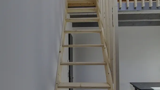 L'accès à la mezzanine par l'échelle meunière 