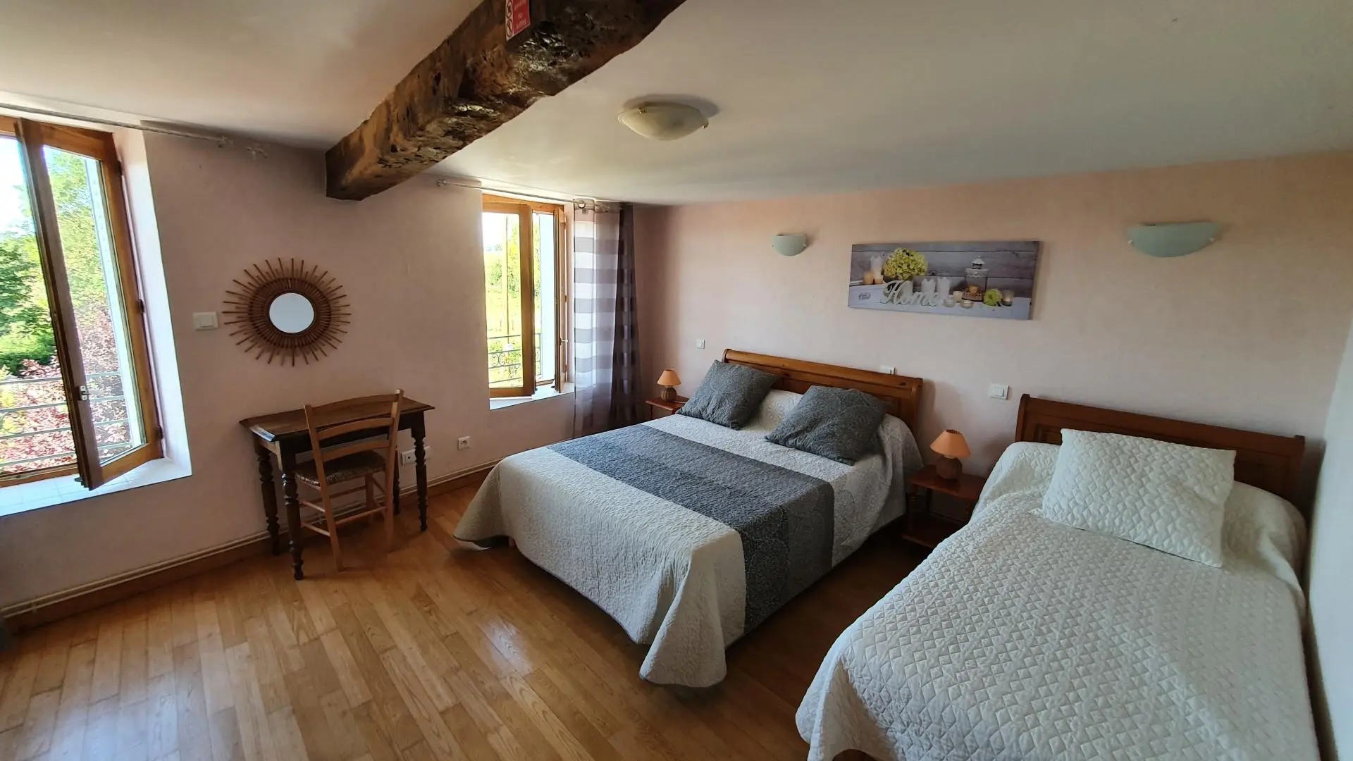 Chambre N°1 composée d'un lit de 140cm et d'un lit de 90cm