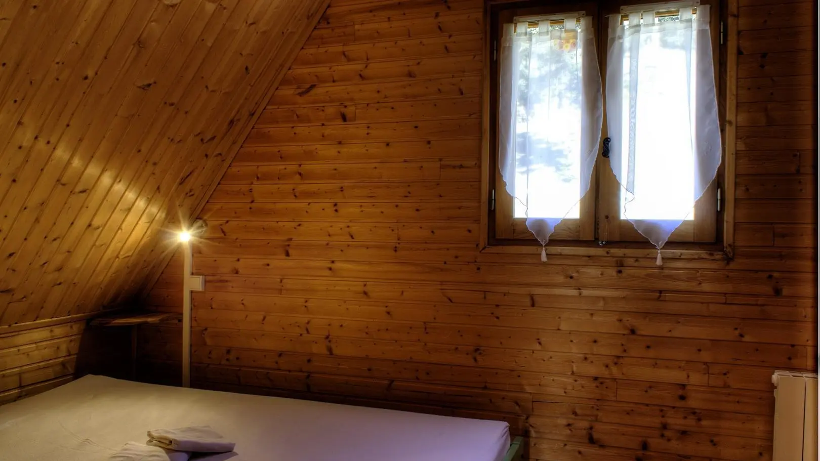 Gîte Pin-Chambre Lit double/Fenêtre-La Bollène-Vésubie-Gîtes de France des Alpes-Maritimes