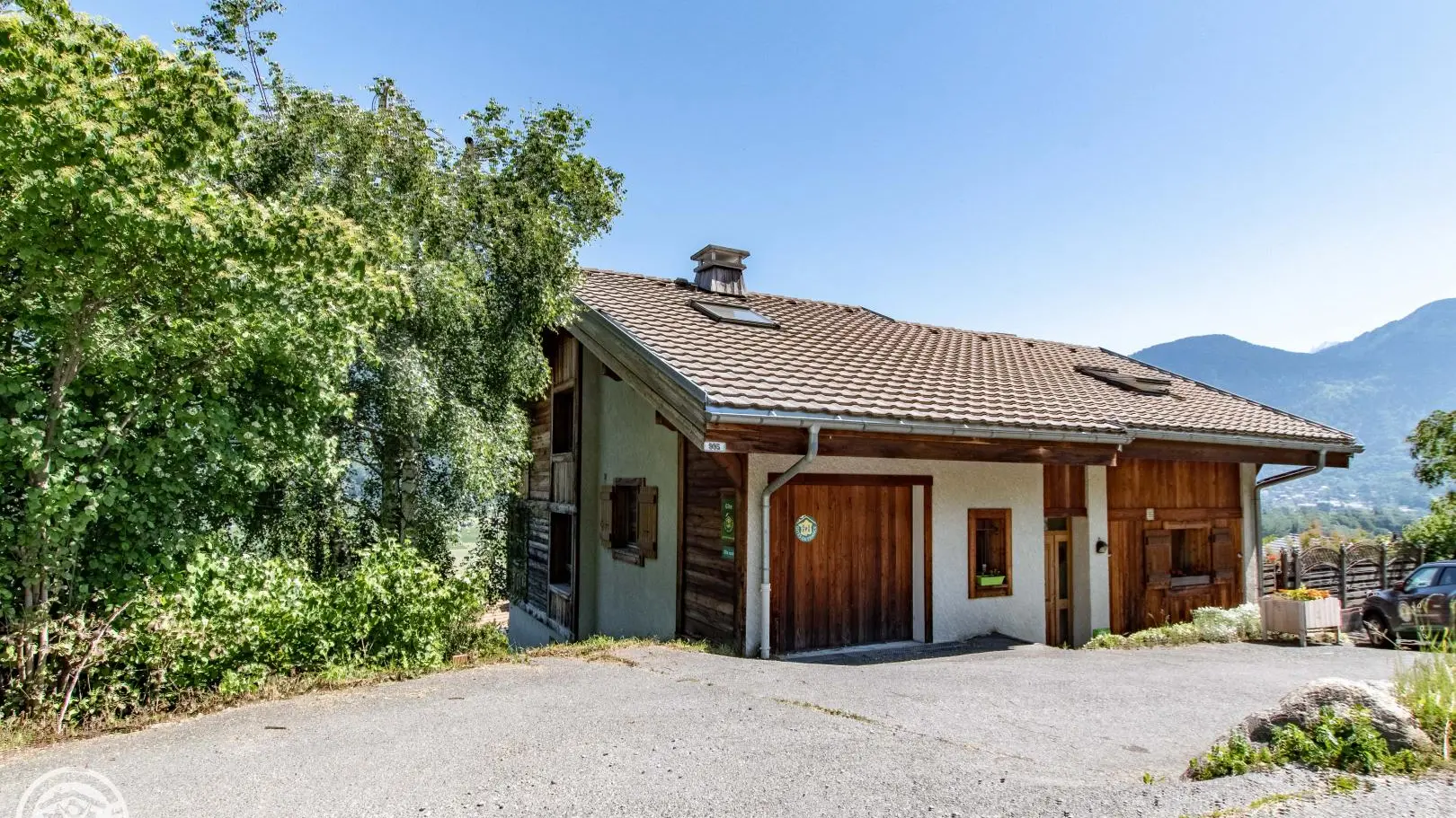 Vue sur le gîte depuis la route d'accès.