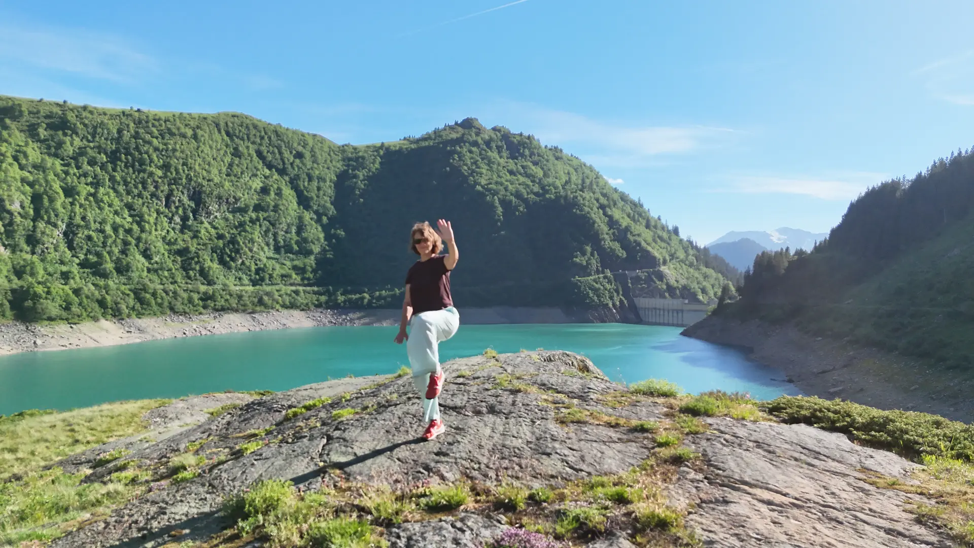 Stéphanie Rey en train de pratiquer le Tai Chi Chuan devant le lac de la Gittaz