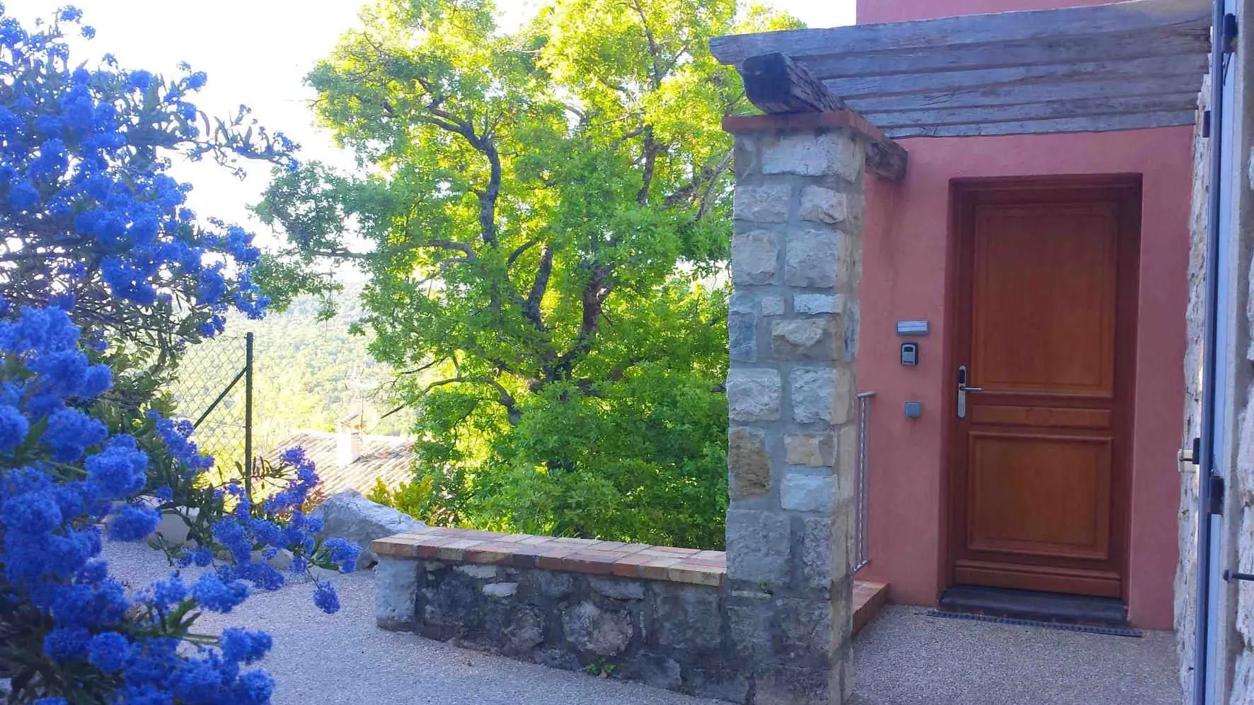 Le Cheiron-Porte d'entrée-Coursegoules-Gites de France Alpes-Maritimes.