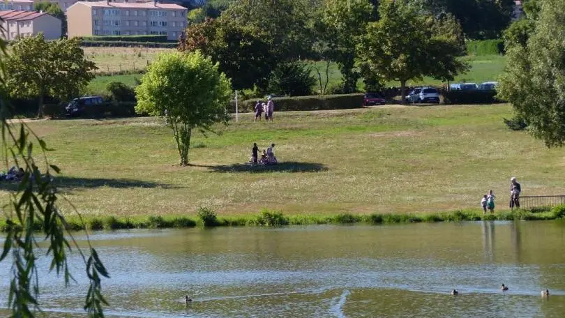Plan d'eau de St-Bonnet-le-Château avec coin baignade