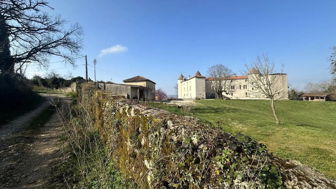 Vue sur le Château de Chenavel