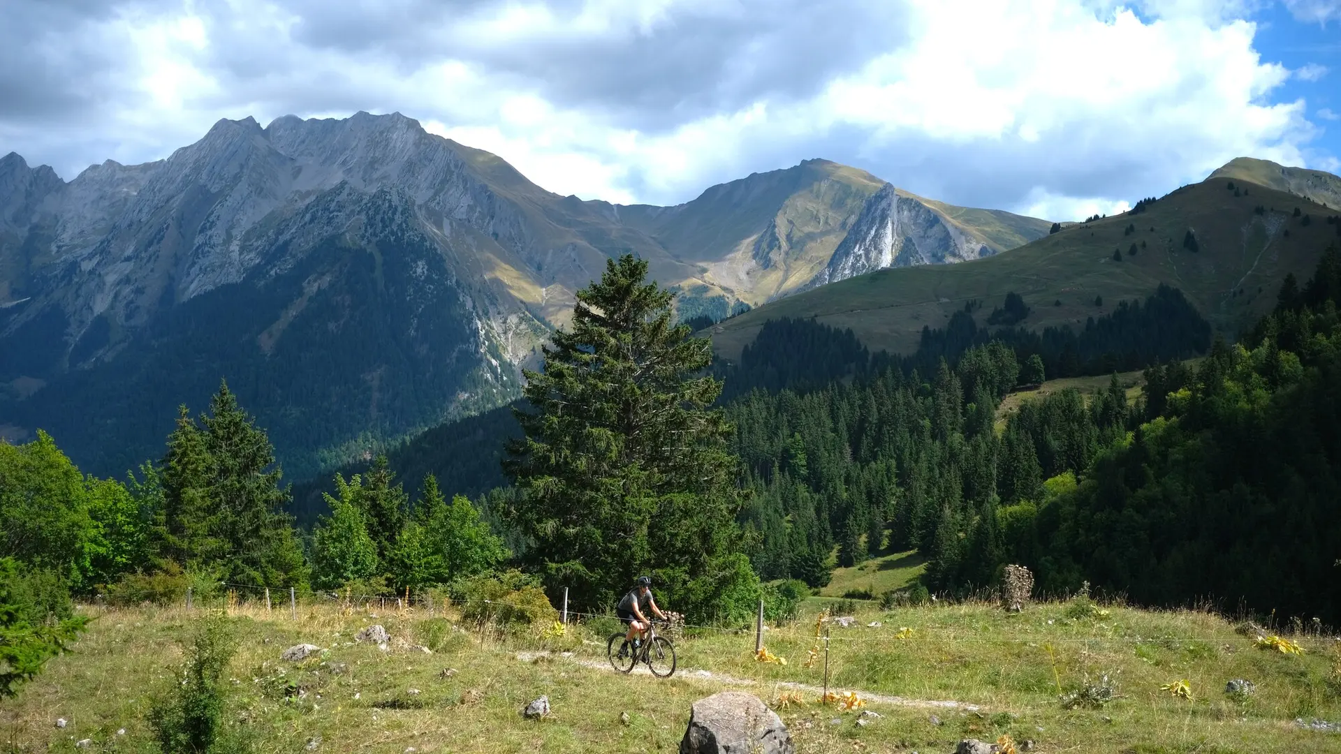 Routes secrètes et sentiers éloignés des routes mythiques des cols cyclo, tour de la Tournette en Gravel via des chemins et sentiers secrets entre Annecy et les Aravis (Haute-Savoie)