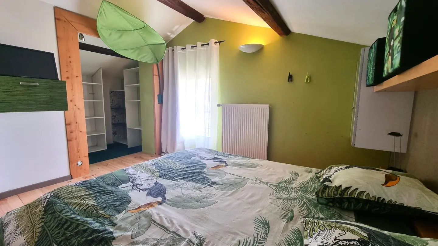Chambre 1 : un lit 160 avec télévision.