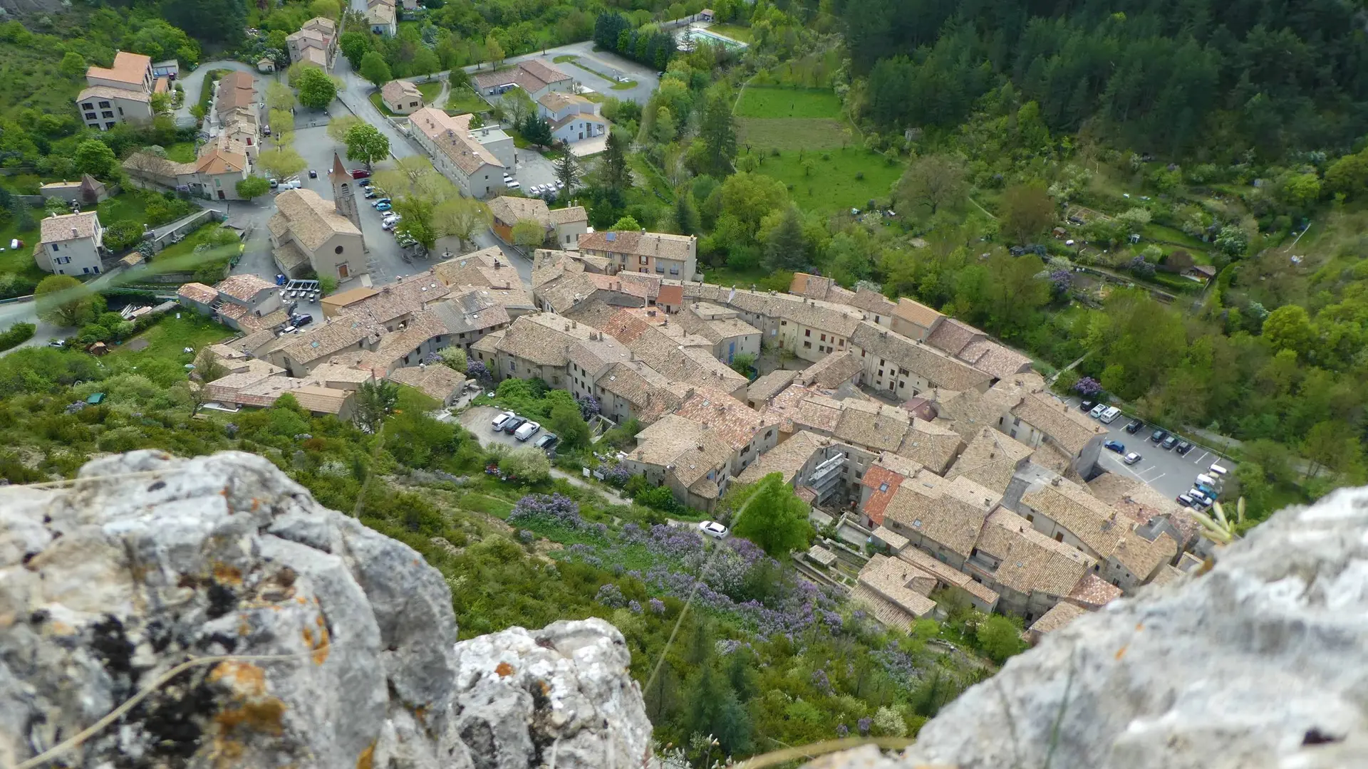 Vue plongeante sur le village d'Orpierre