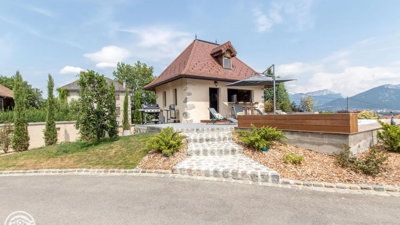 Espace détente extérieur avec espace bar, SPA de nage, solarium...