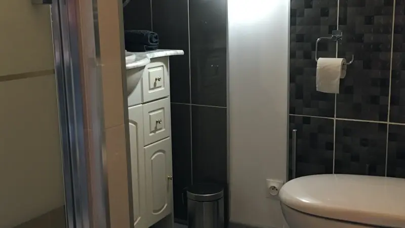 Salle de bain avec WC