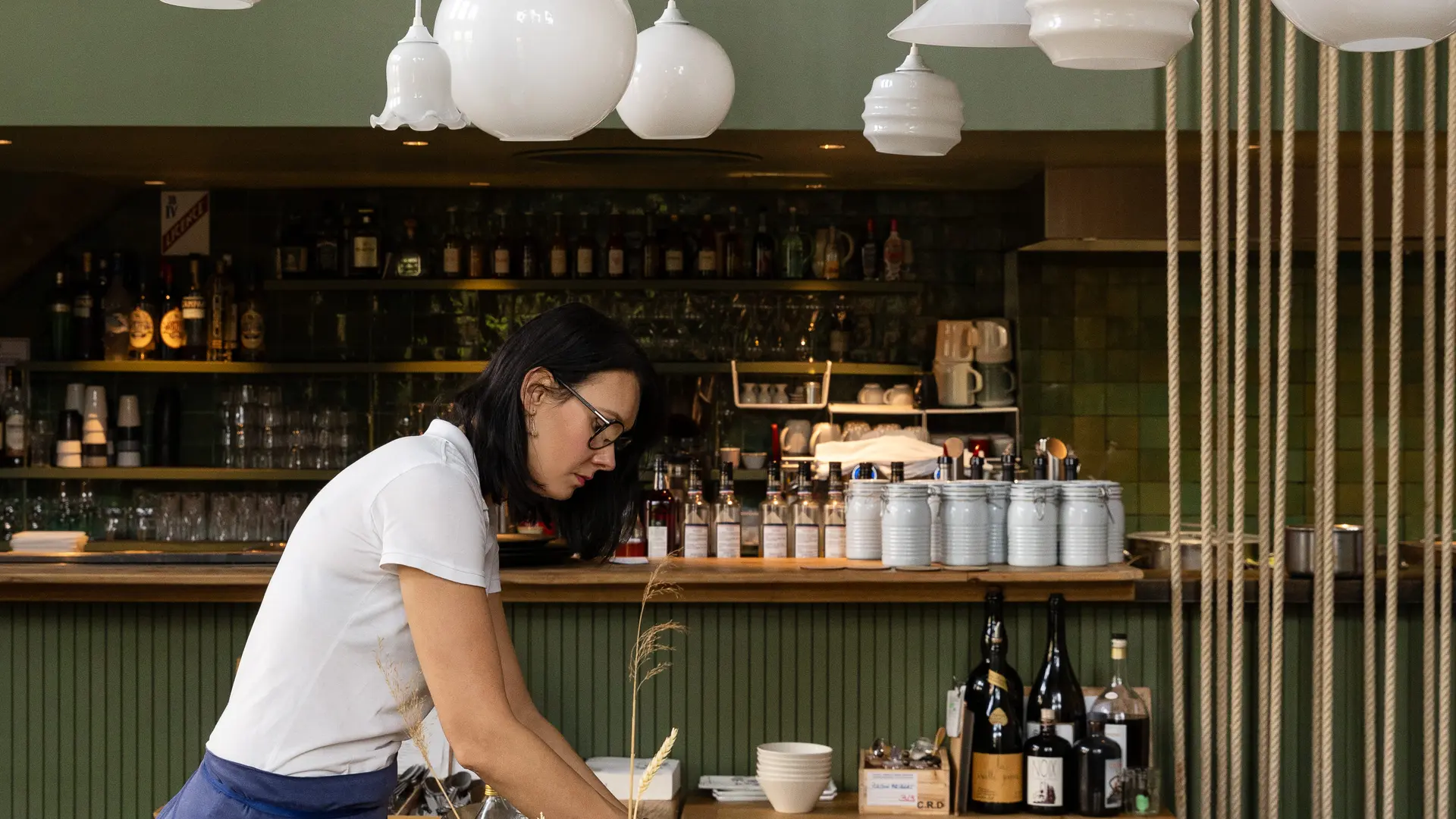 Serveuse préparant le brunch du café A