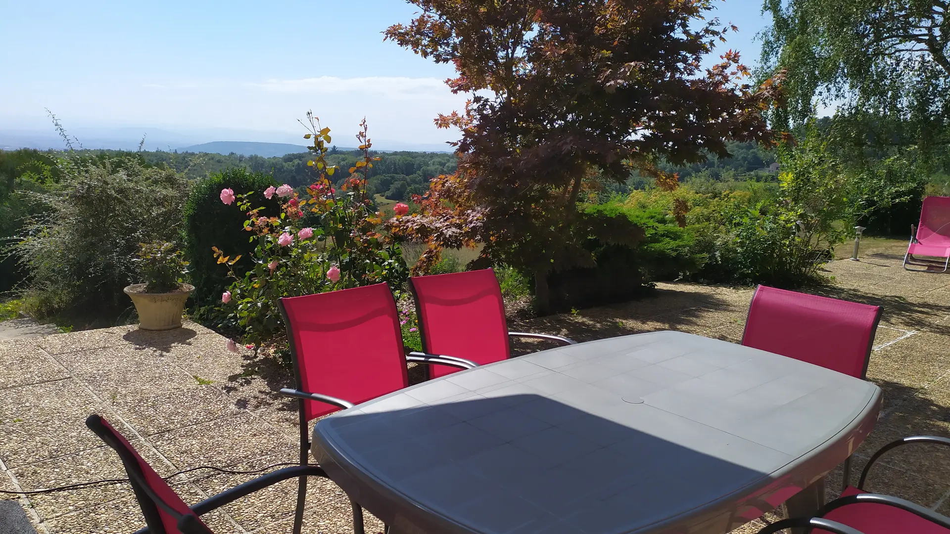 coin repas sur terrasse du bas