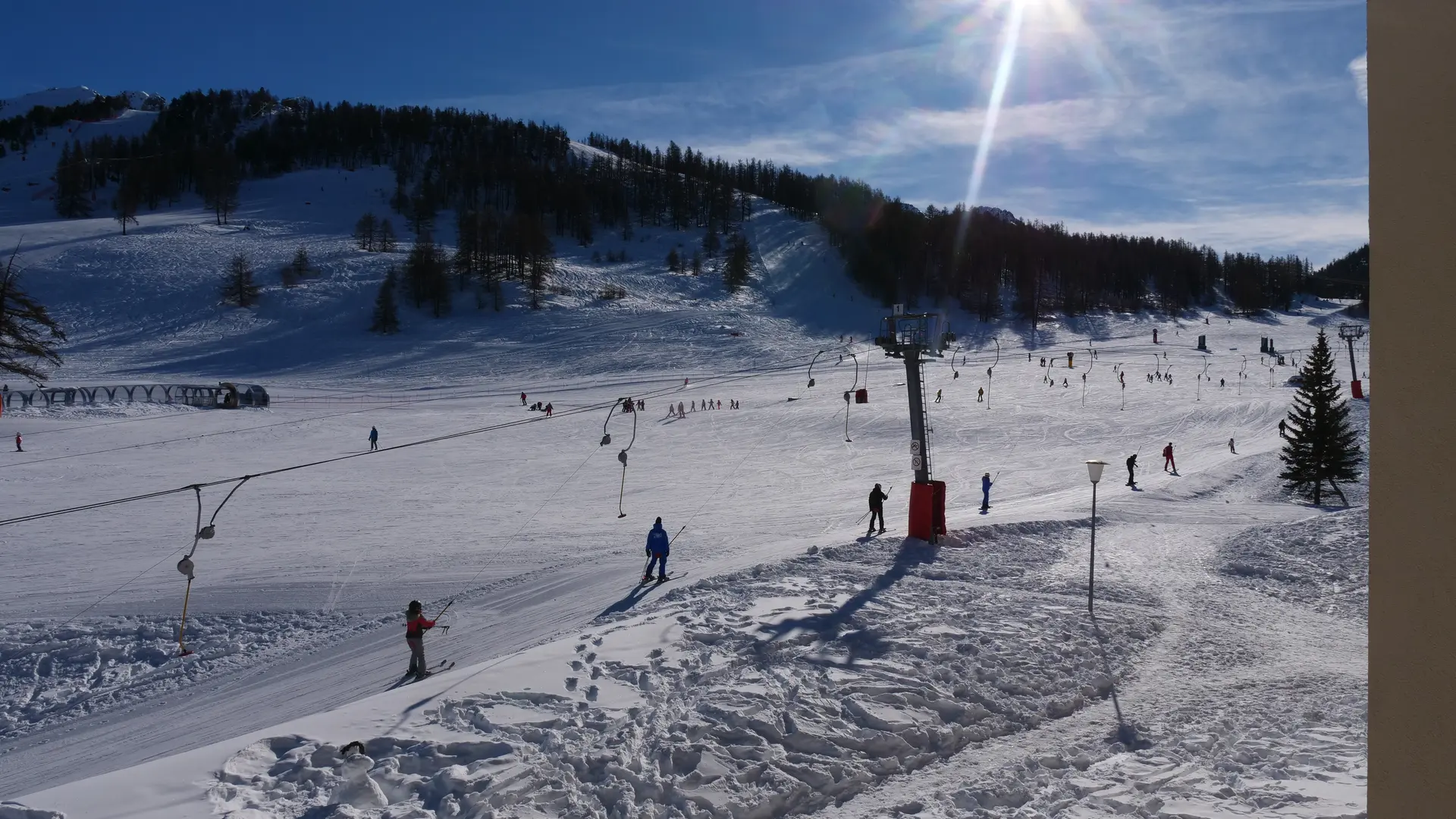 Vue depuis le balcon sur le front de neige