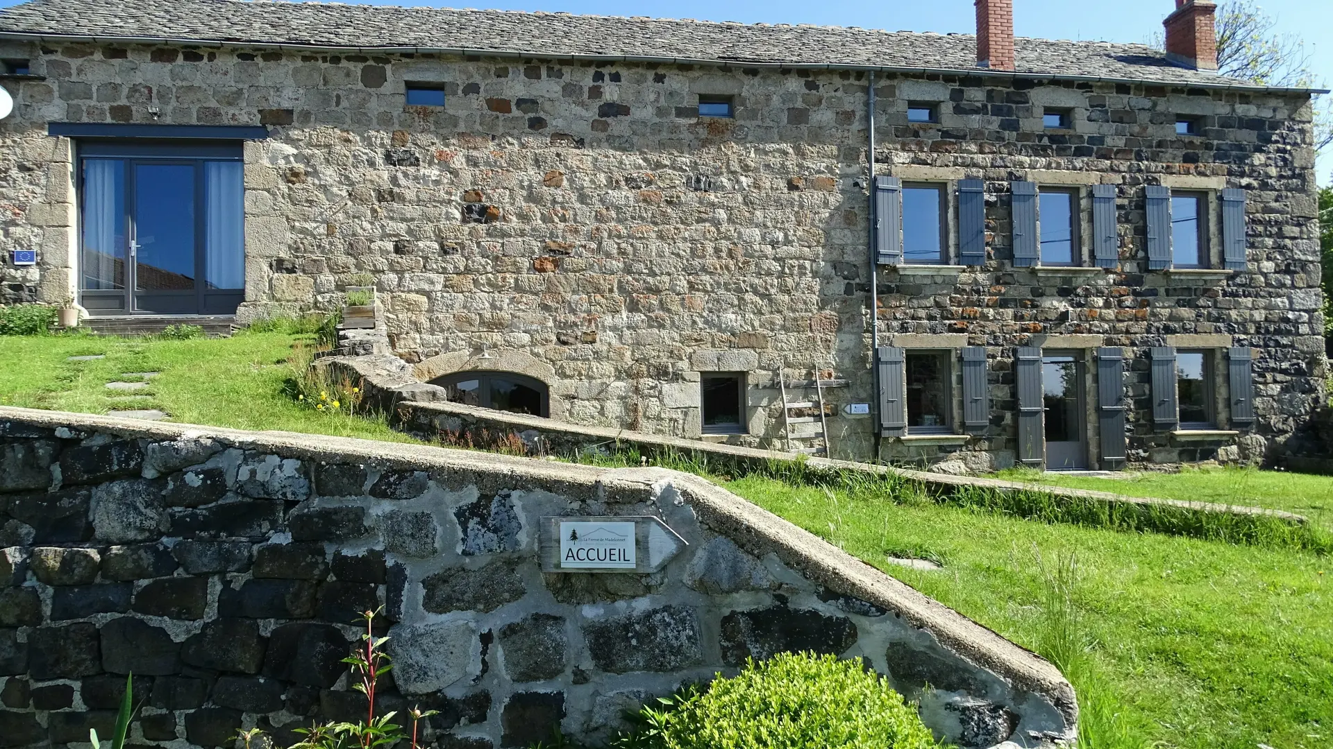 photo brochure - La Ferme de Madelonnet vue de l'extérieur