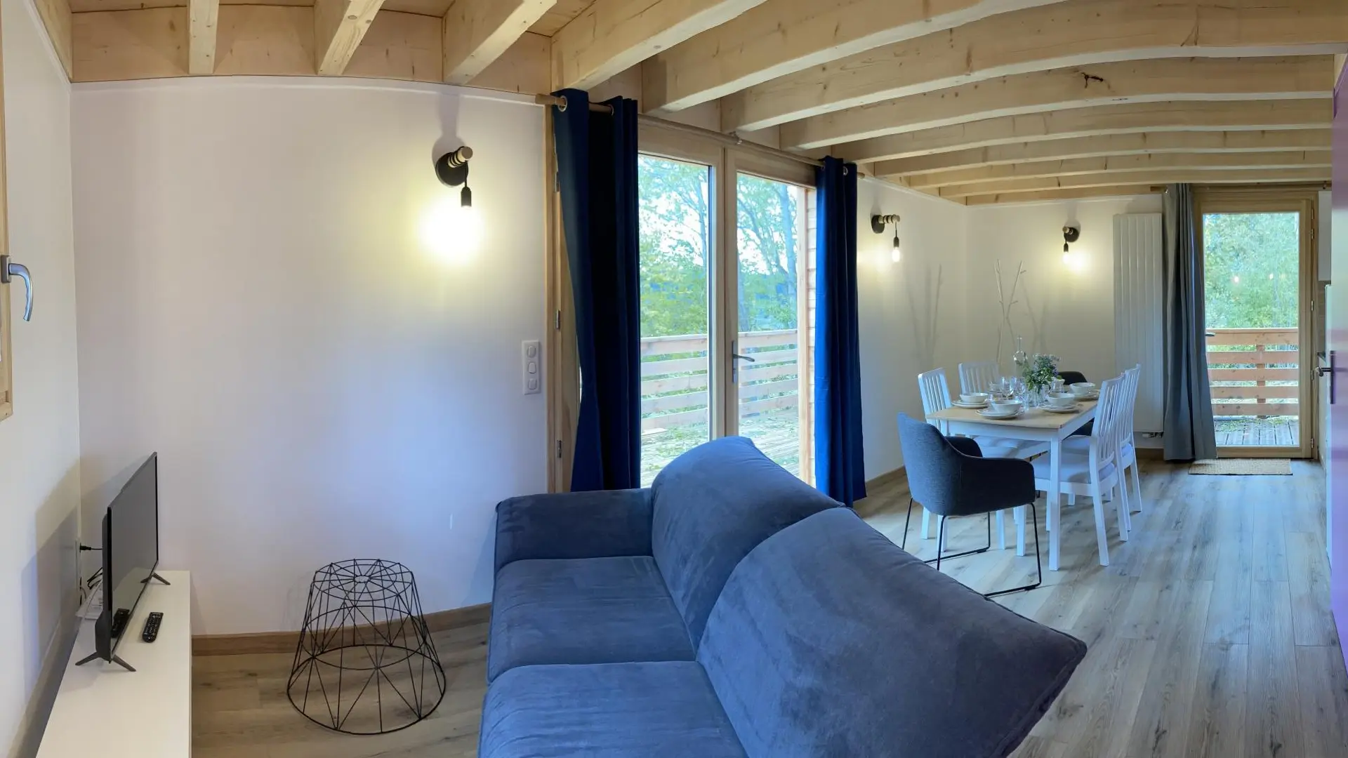 Pièce à vivre avec cuisine ouverte sur l'espace repas & le salon.