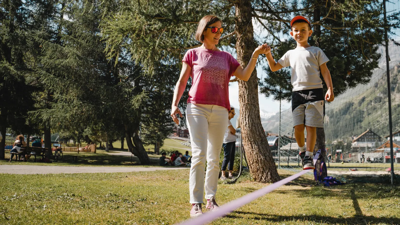 Maman avec son enfant en train de faire du slackline