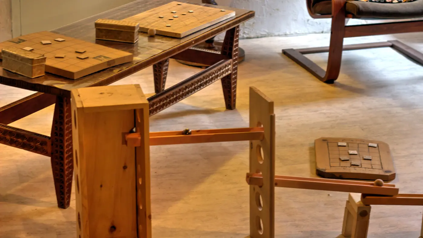 Des jeux en bois pour les enfants (et les adultes). Avec totoboule, on peut  construire des circuits avec des rampes en bois pour faire circuler des boules.