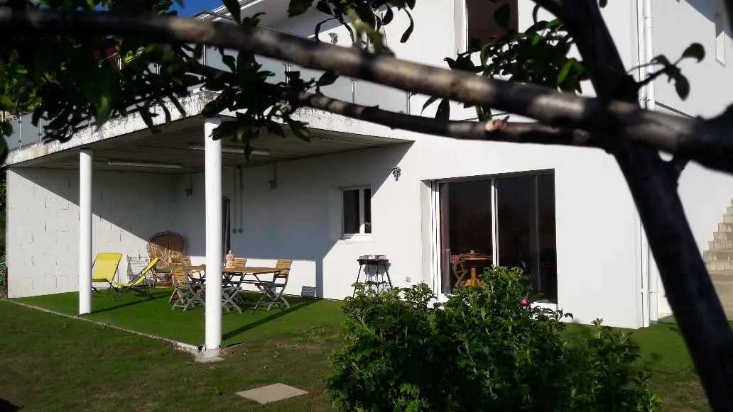 Espace extérieur aménagé avec terrasse abritée