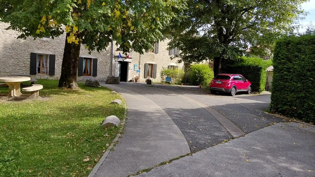 L'entrée du gîte de groupe de Léoncel au coeur du village