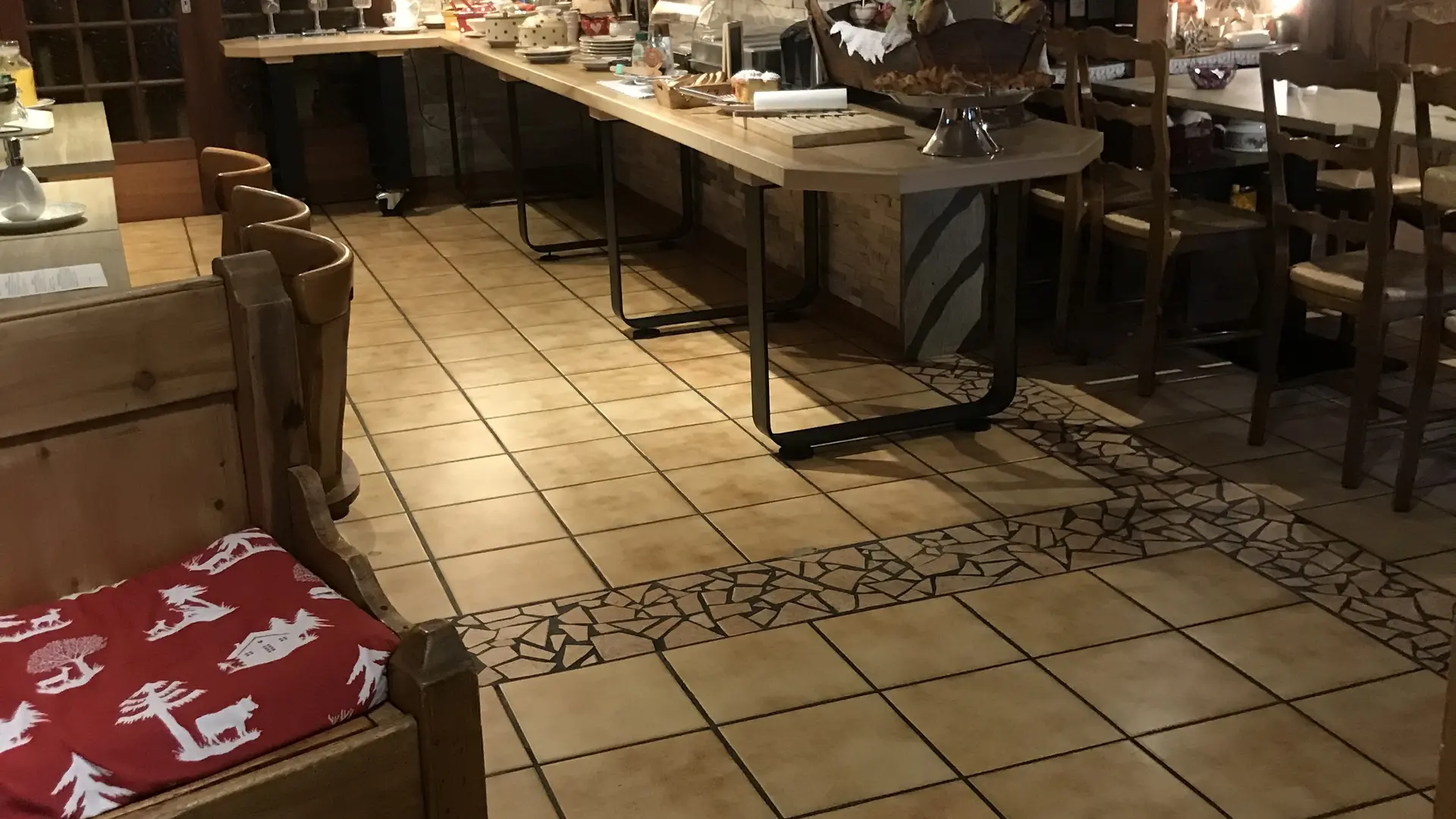 Salle du petit déjeuner avec son buffet