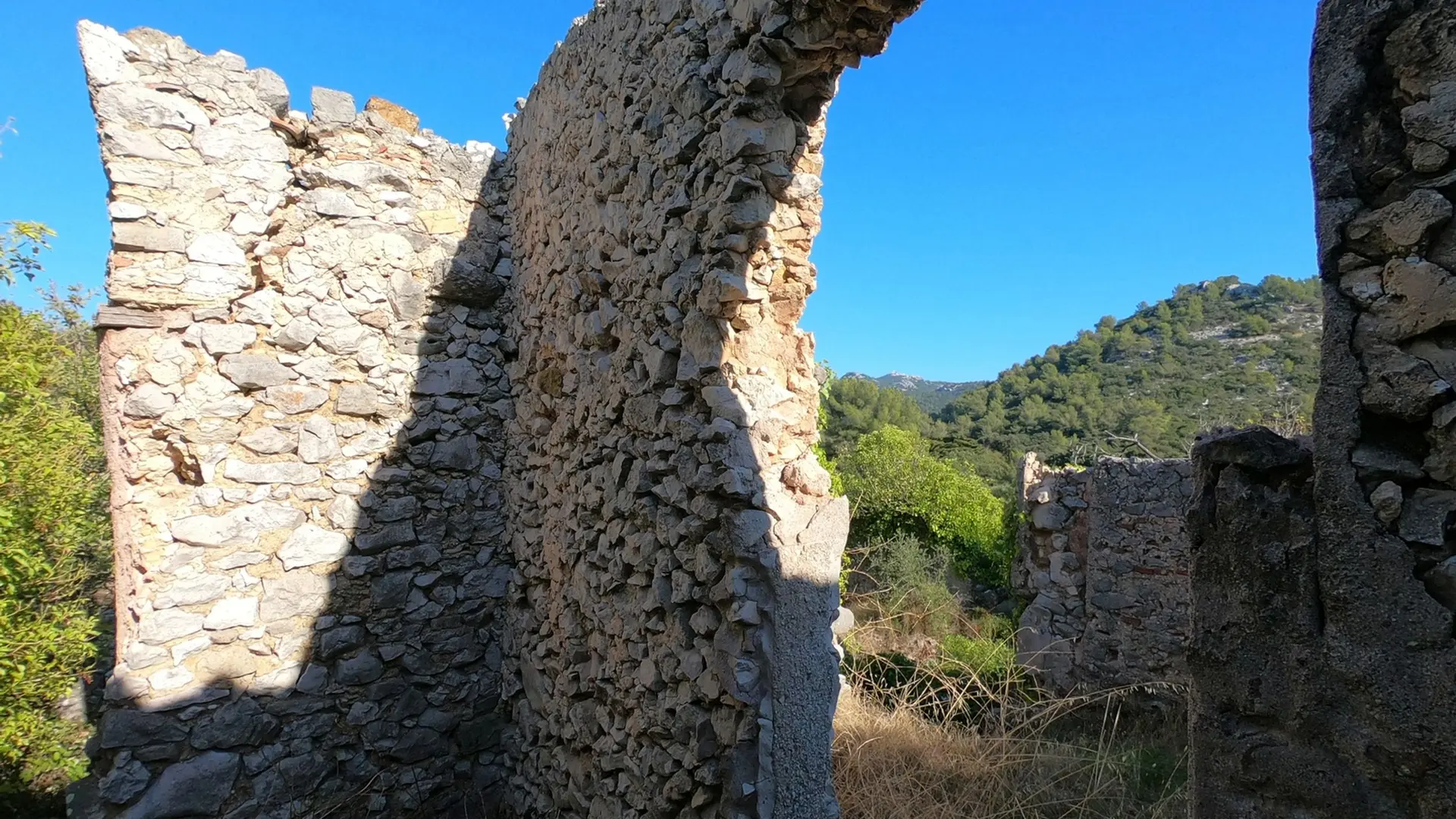 Vestige d'une habitation en pierres