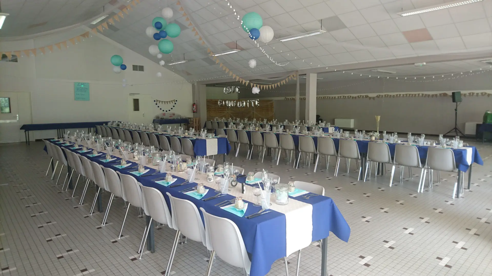 Tables dressées pour mariage