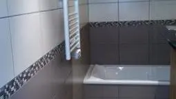 Salle de bain avec baignoire