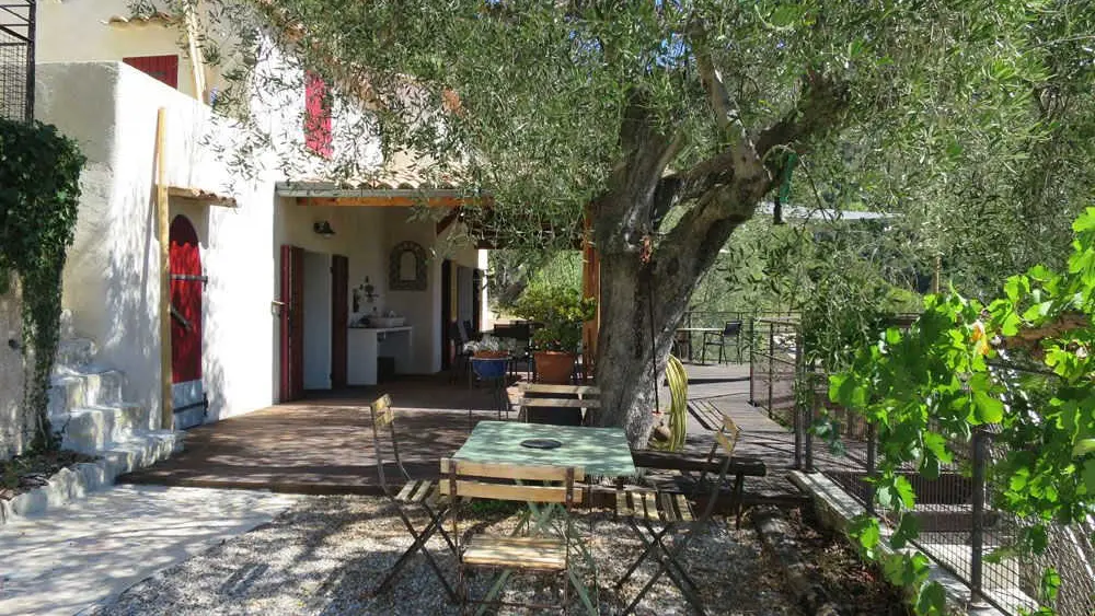 Gîte les Figaires - Arrivée sur la Terrasse - Gîtes de France Alpes-Maritimes