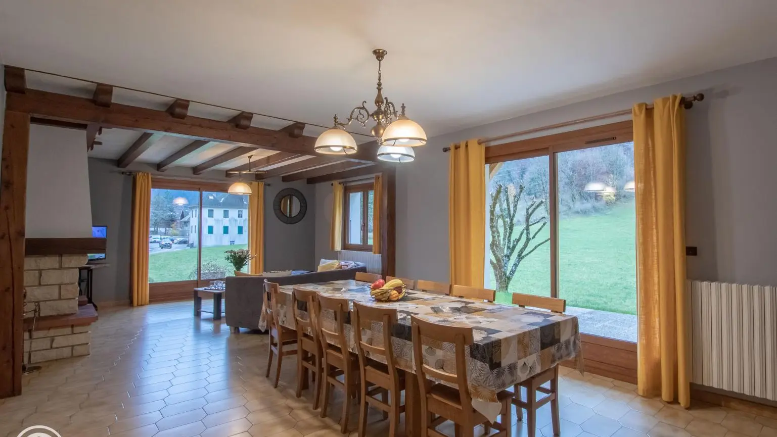 Vaste pièce de vie, lumineuse.