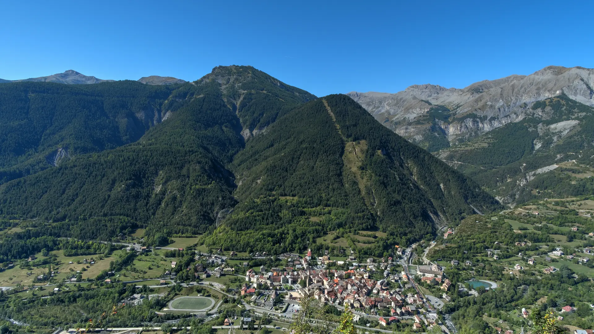 Le village et la Cîme de la Pinatelle