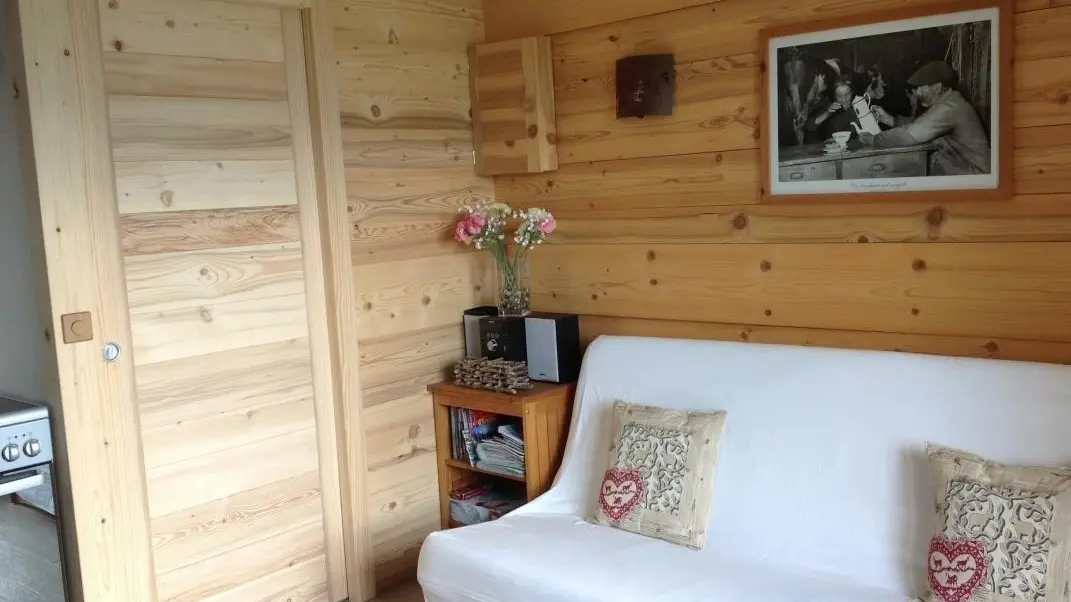 Porte coulissante pouvant séparer la pièce principale du coin montagne.