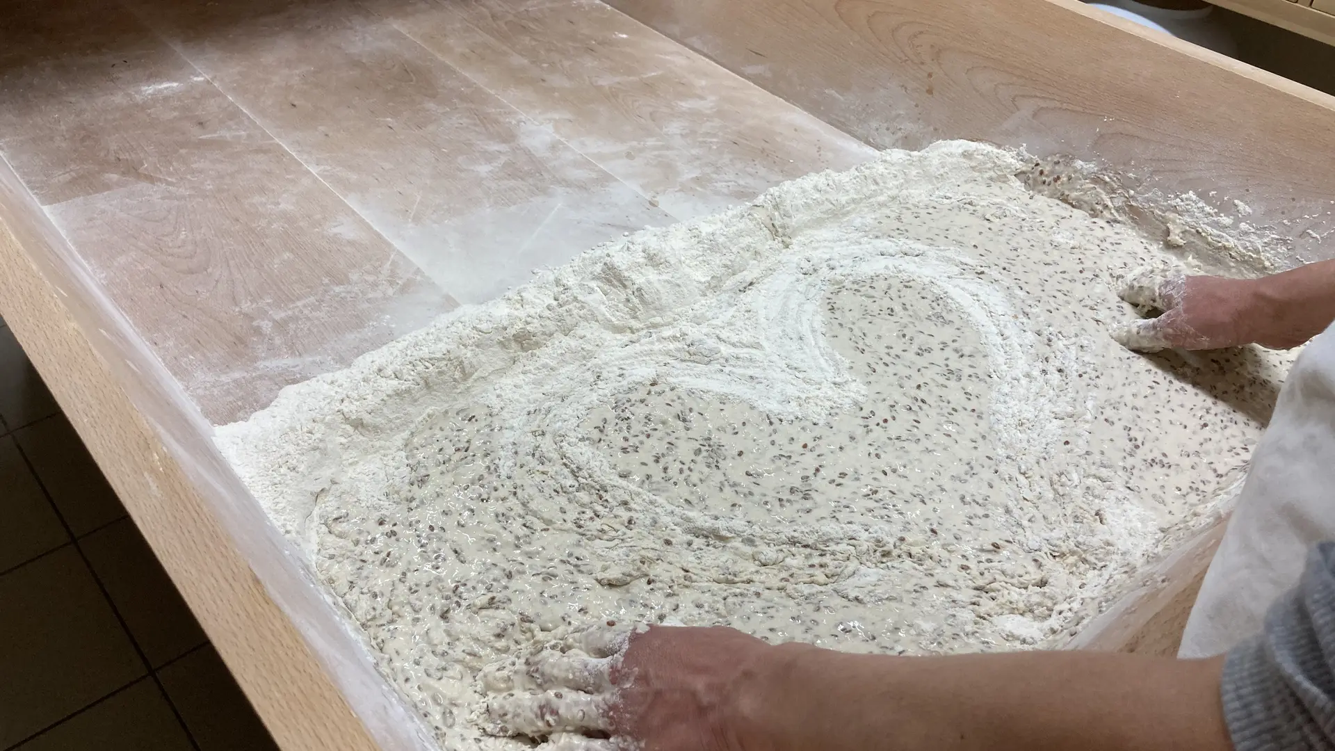 Pétrissage à la main dans le pétrin en bois