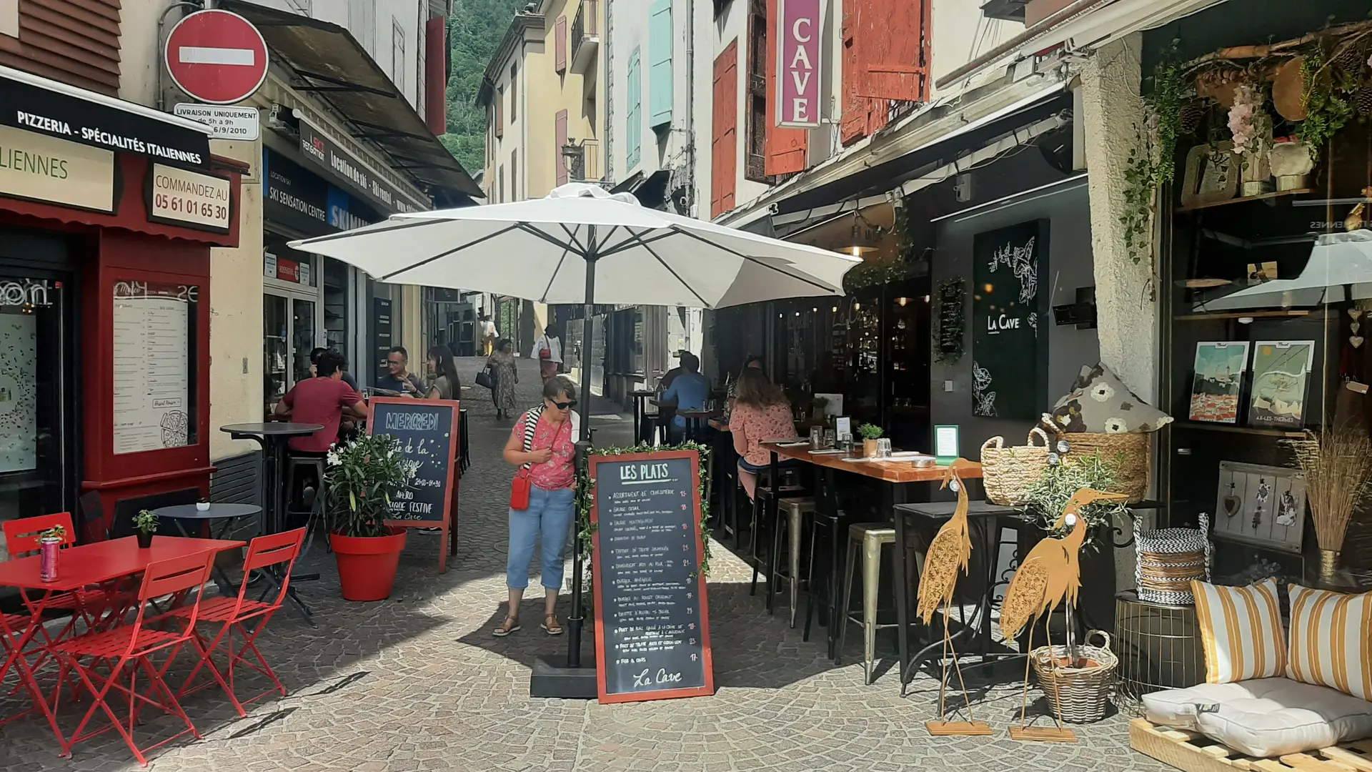 Mange debout sur la rue piétonne