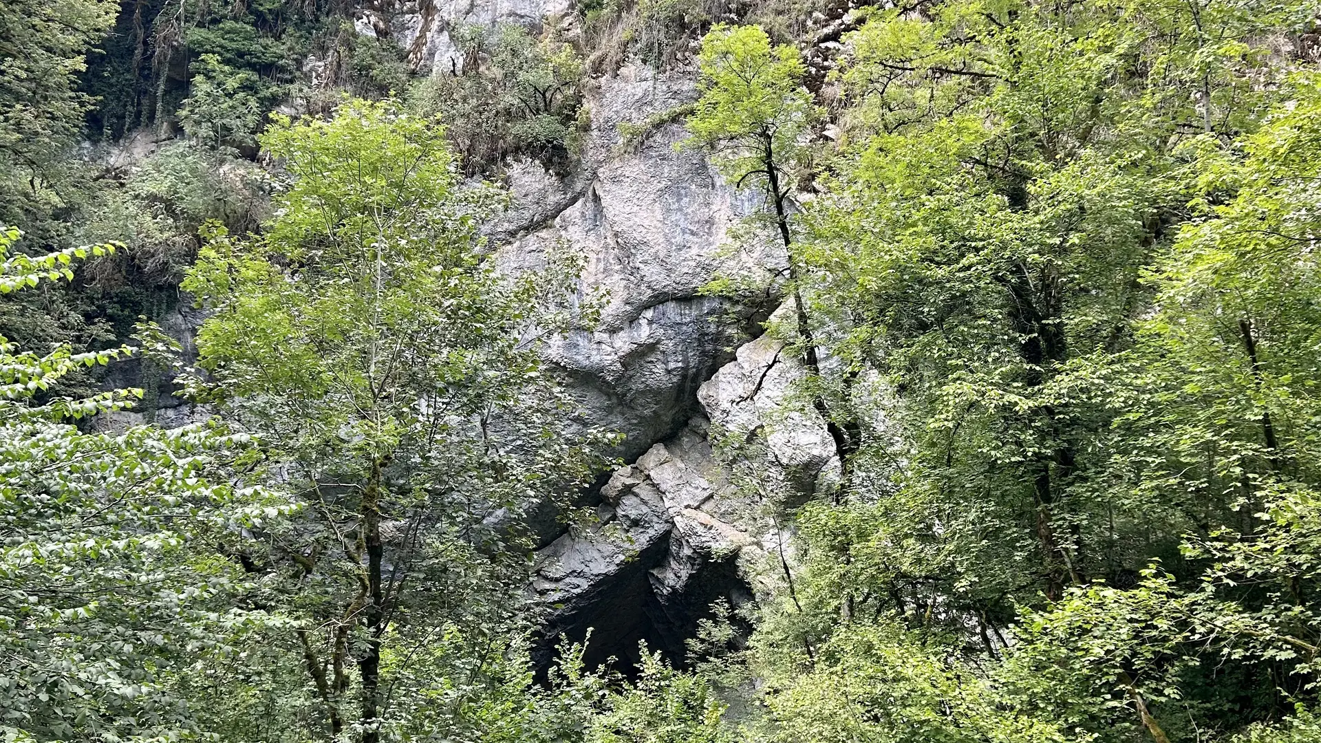 Grand porche des Grottes du Cerdon