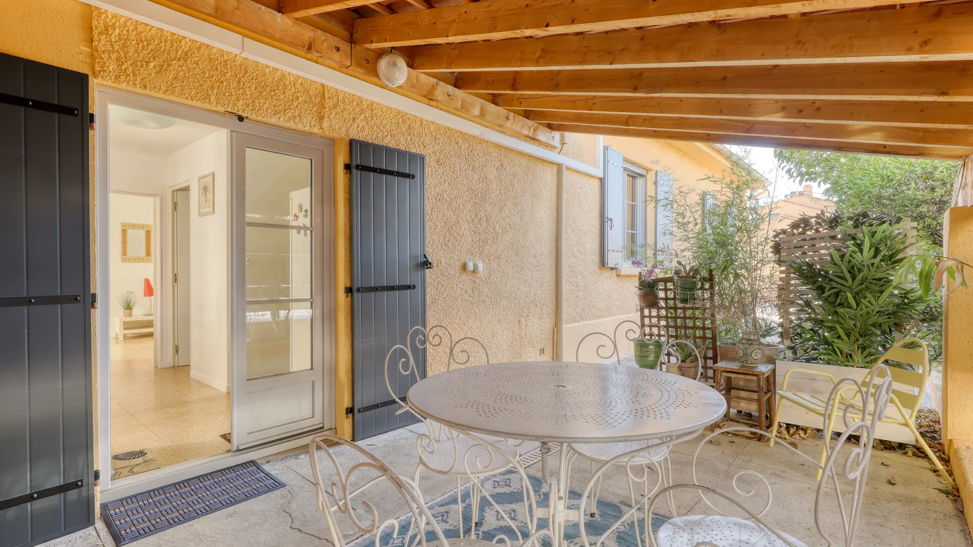 Terrasse ombragée couverte